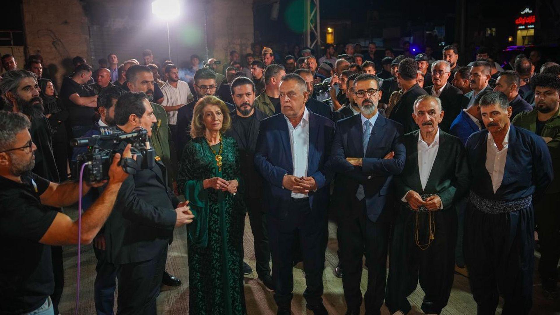 خاتوو شاناز ئیبراهیم ئەحمەد، لە کەرکوک پەردەی لەسەر مۆنۆمێنتی شەهید رەفیق ساڵح سەعید لادا و مۆمی وەفاداری و رێزی بۆ رۆحی پاکی داگیرساند