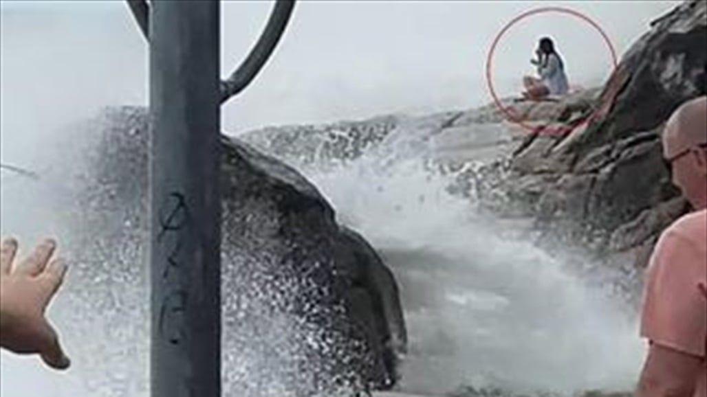 موجة عملاقة تبتلع ممثلة شهيرة خلال ممارستها اليوغا.