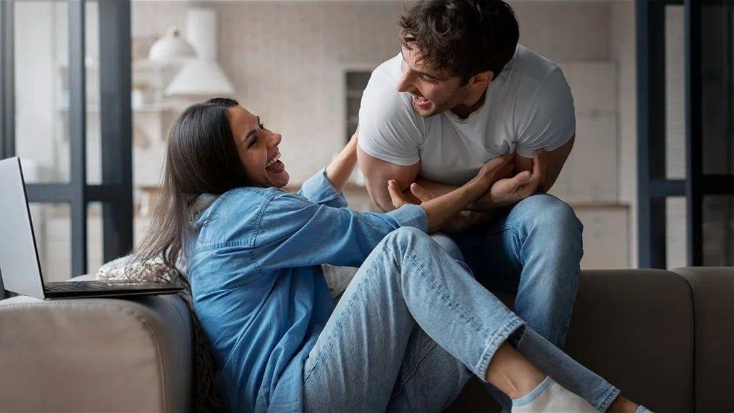 الفكاهة في الحب.. كيف يؤثر المرح على استقرار العلاقة العاطفية؟