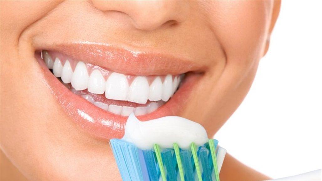 تضر القلب.. تحذير من عادة شائعة عند تنظيف الأسنان
