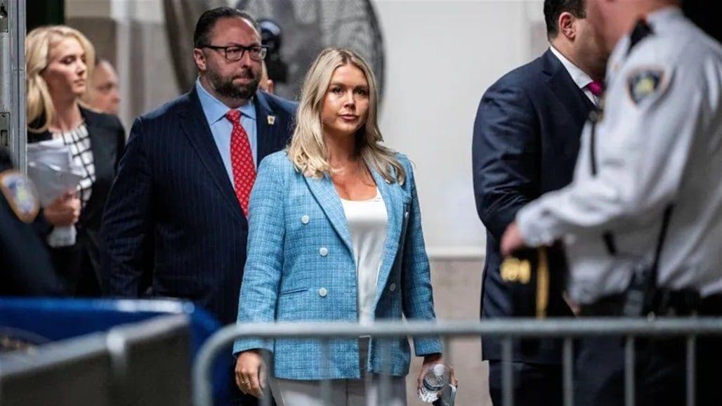 مسؤولة احد اهم المناصب بالعالم في صورة لها اثناء العمل ورعاية ابنها بنفس الوقت