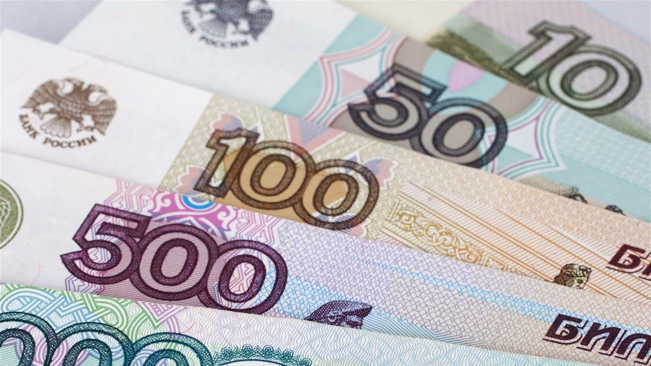 خلل تقني يحوّل رواتب 34 موظفًا إلى حساب عامل واحد