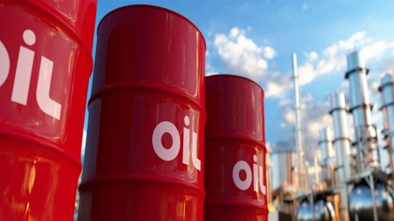 النفط يفتتح العام الجديد على انخفاض إضافي