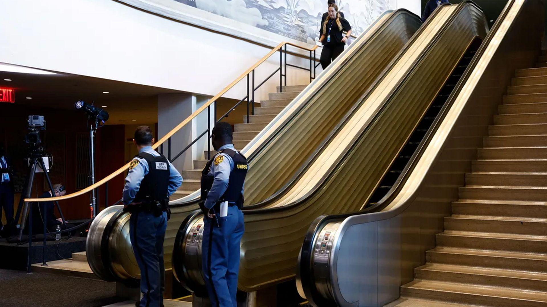 نەتەوە یەکگرتووەکان: وێنەگرێکی کۆشکی سپی هۆکاری وەستانی پلیکانە کارەباییەکەی ترەمپ بووە