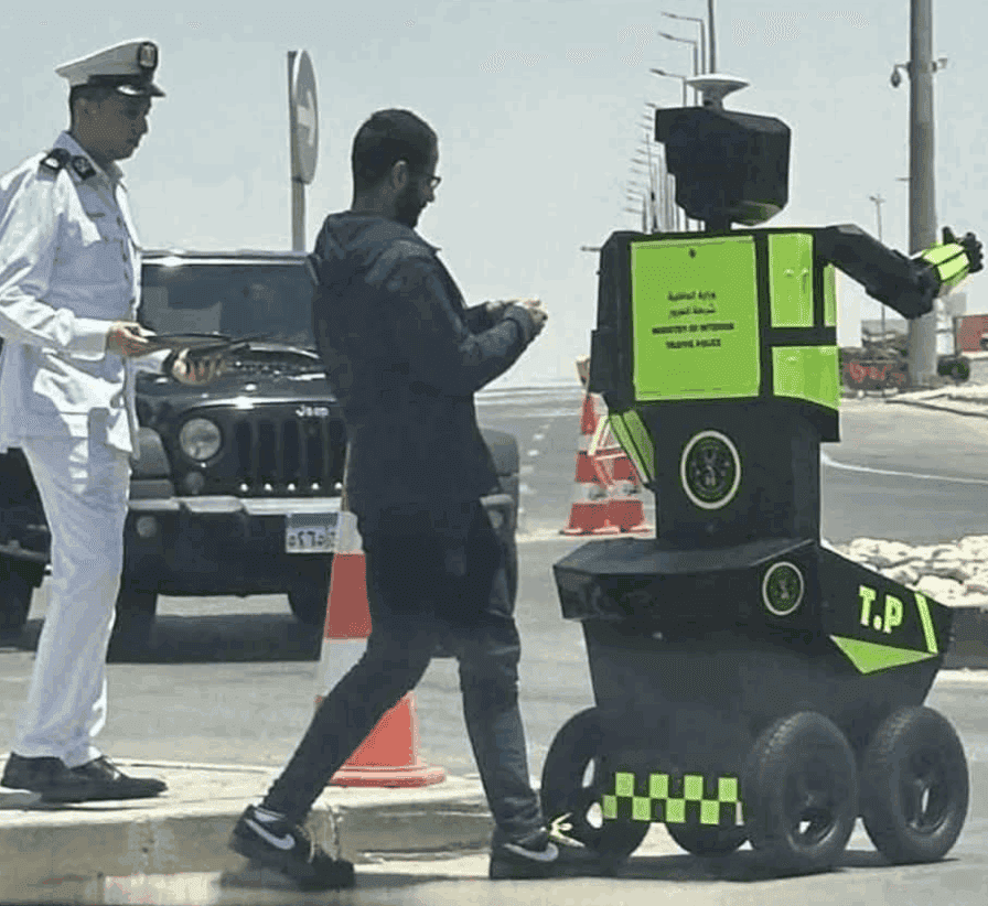 مصر تستبدل رجال المرور بروبوتات