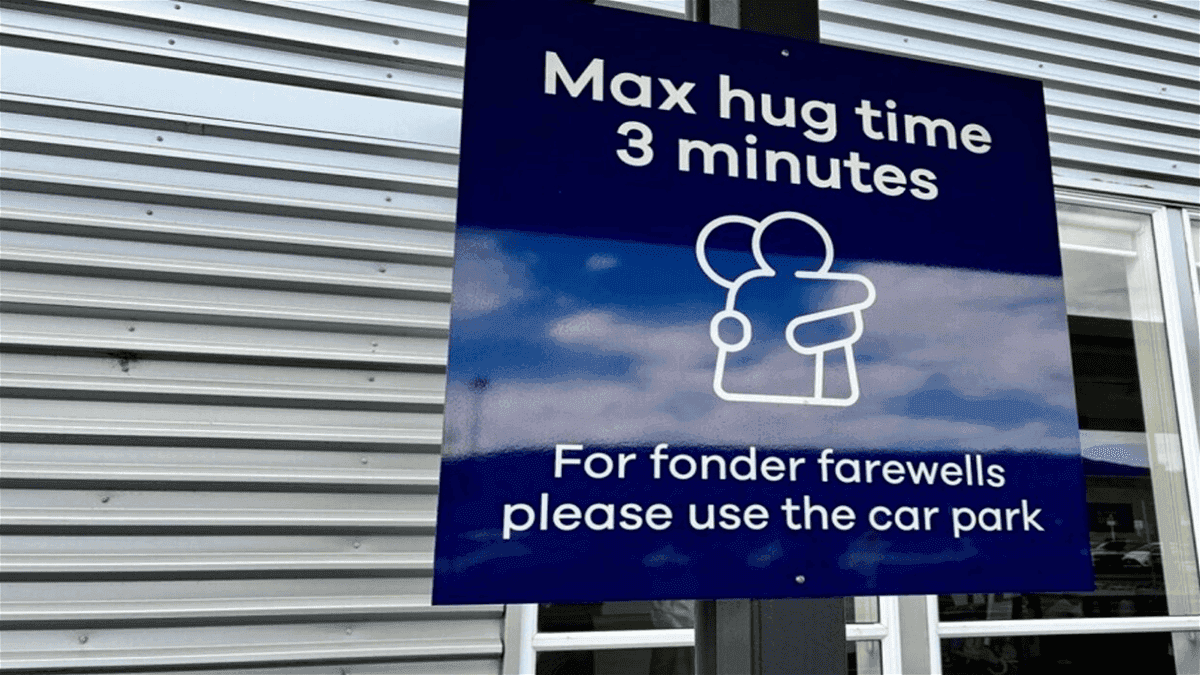 مطار دولي يفرض حداً زمنياً للعناق: لا يتجاوز 3 دقائق
