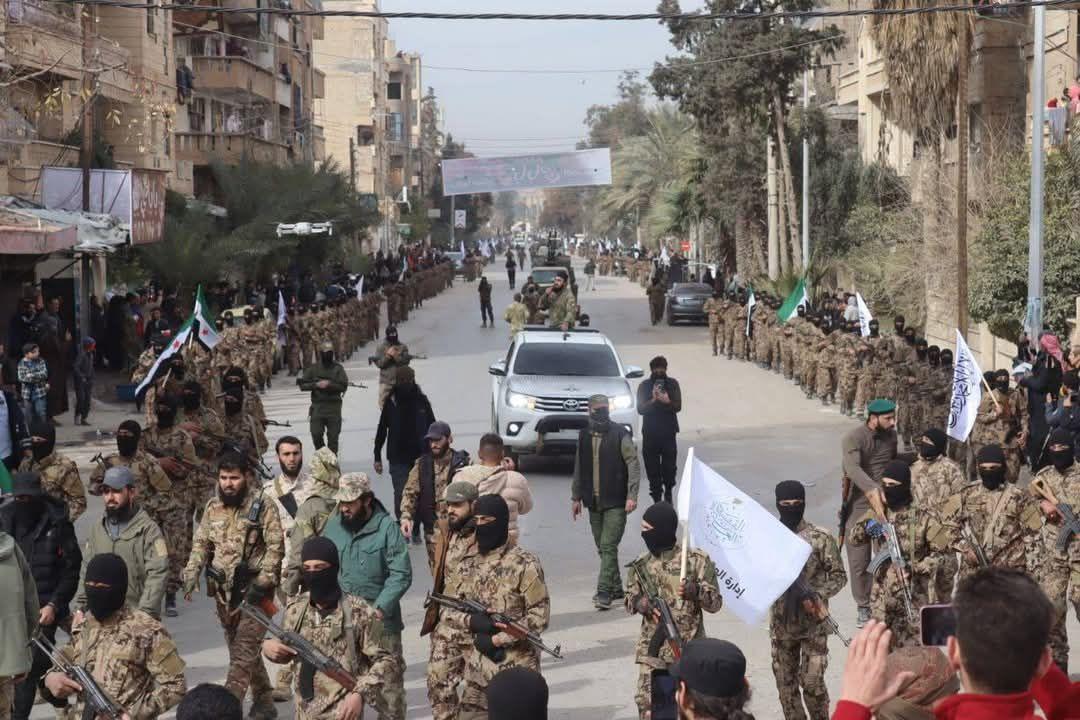 بالأسلحة الثقيلة ورفع علم هيئة تحرير الشام.. استعراض عسكري قرب حدود العراق
