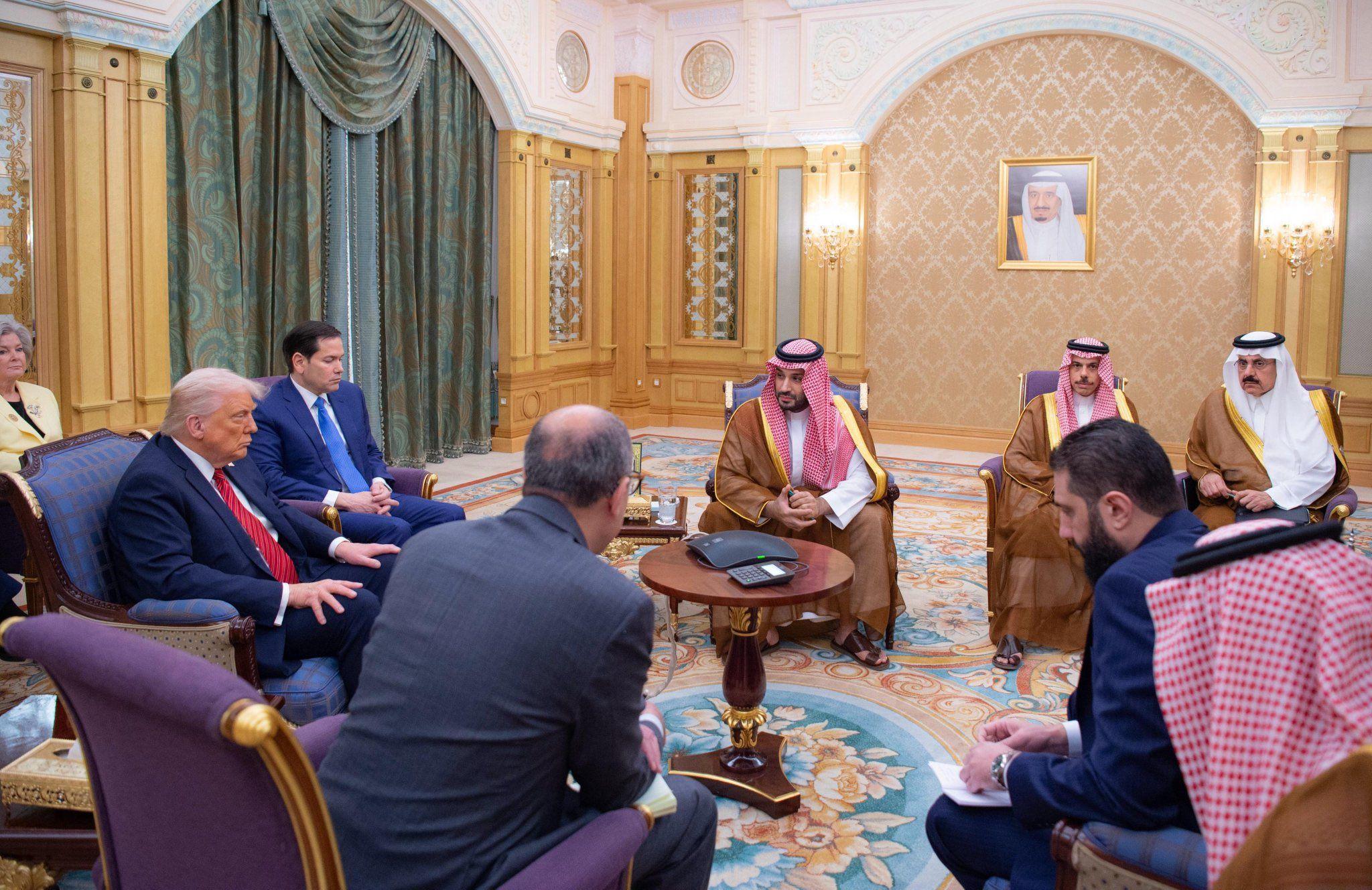 البيت الأبيض يكشف "تفاصيل الحوار" بين ترامب والشرع