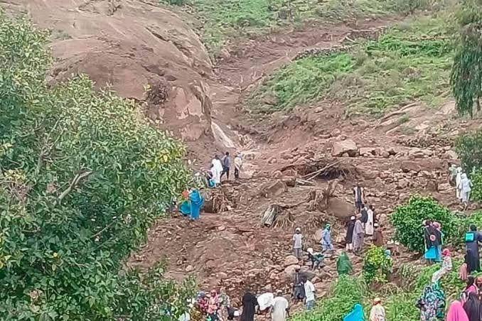 لم ينج سوى شخص واحد.. مصرع أكثر من ألف شخص في انهيار أرضي "دمر" قرية