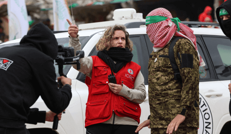 شقراء الصليب الأحمر.. كيف أزعجت إسرائيل؟