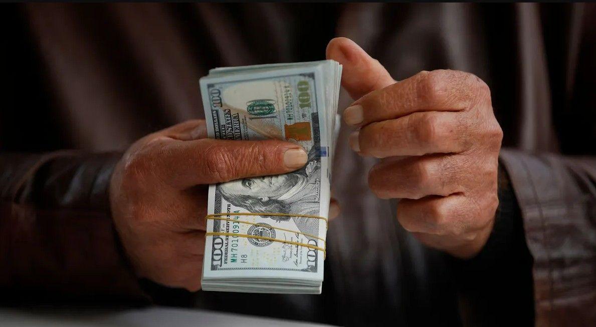 العراق يحول نحو 274 مليون دولار إلى الخارج