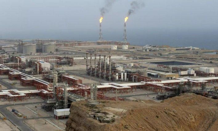 إيران تستثمر أكثر من مليار دولار بحقل نفطي مشترك مع العراق
