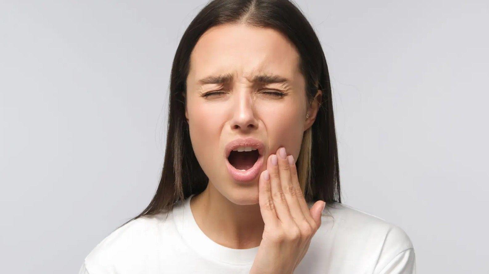 أخصائية توضح طرق منزلية لتخفيف ألم الأسنان