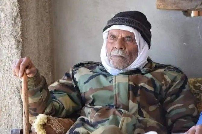 مقتل شيخ العلويين في سوريا شعبان منصور ونجله بعد اعتقاله