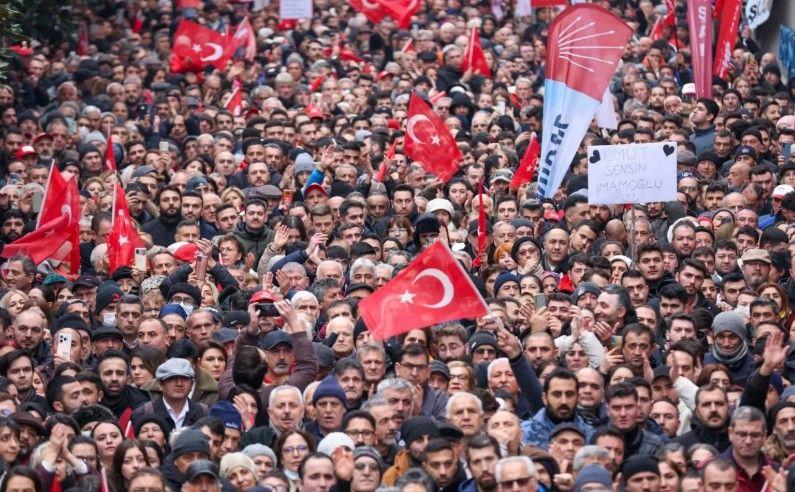 رئيس حزب الشعب الجمهوري التركي يدعو إلى التظاهر في جميع الشوارع والميادين