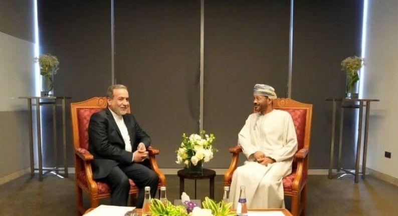 وزير الخارجية الايراني يجري مباحثات مع نظيره العماني حول المحادثات مع أمريكا