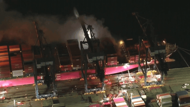 کەشتییەکی بارهەڵگر لە لۆس ئەنجلس ئاگری گرت