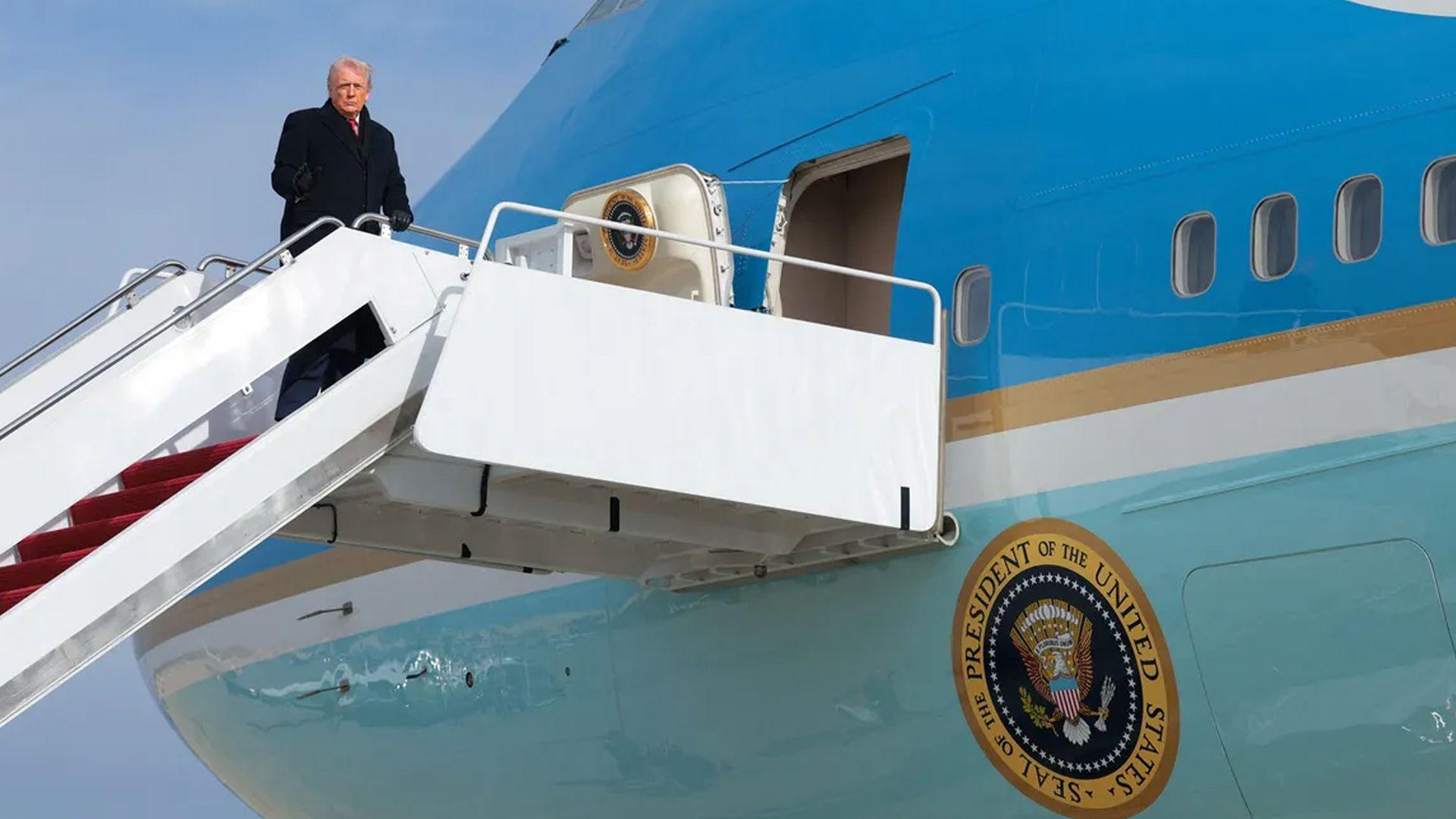 بەهۆی کێشەی کارەباییەوە، فڕۆکەکەی ترەمپ بە ناچاری نیشتەوە