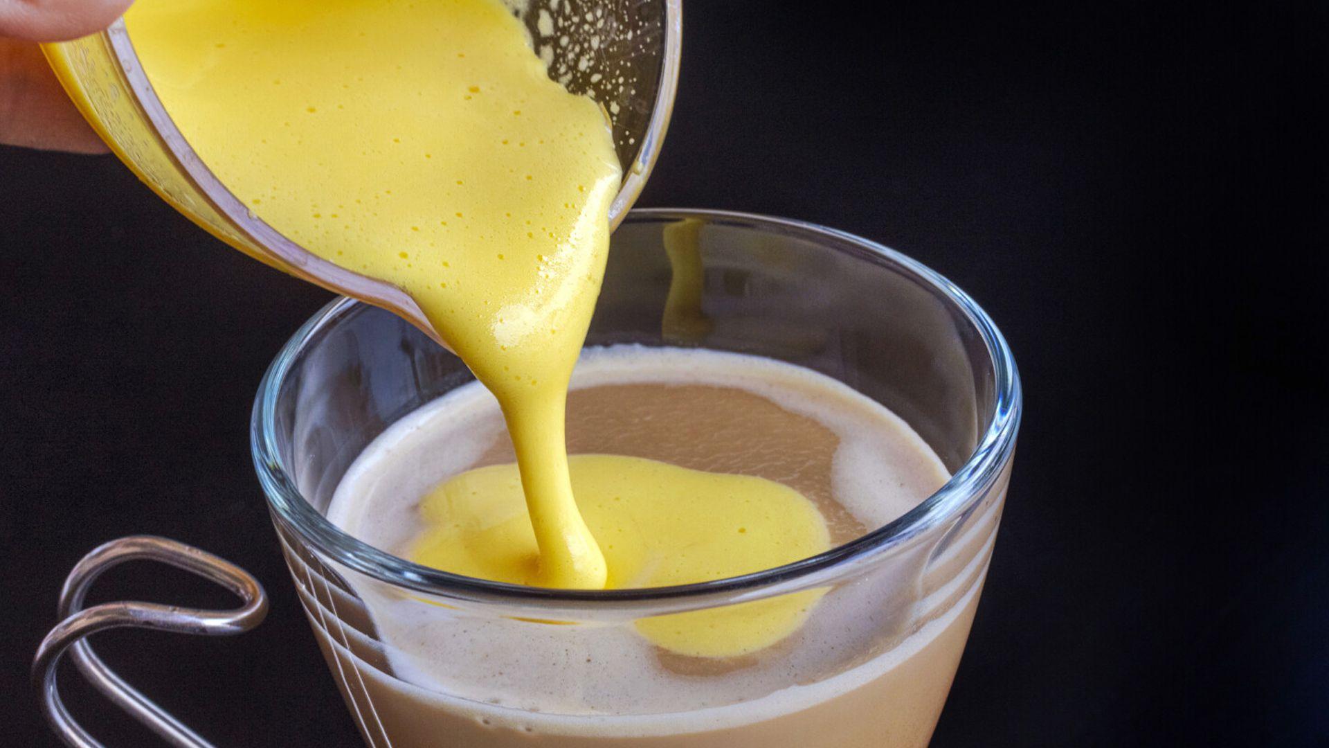 قاوە بە تامی هێلکە.. ترێندە نوێیەکەی جیهان کە پزیشکانی نیگەران کردووە