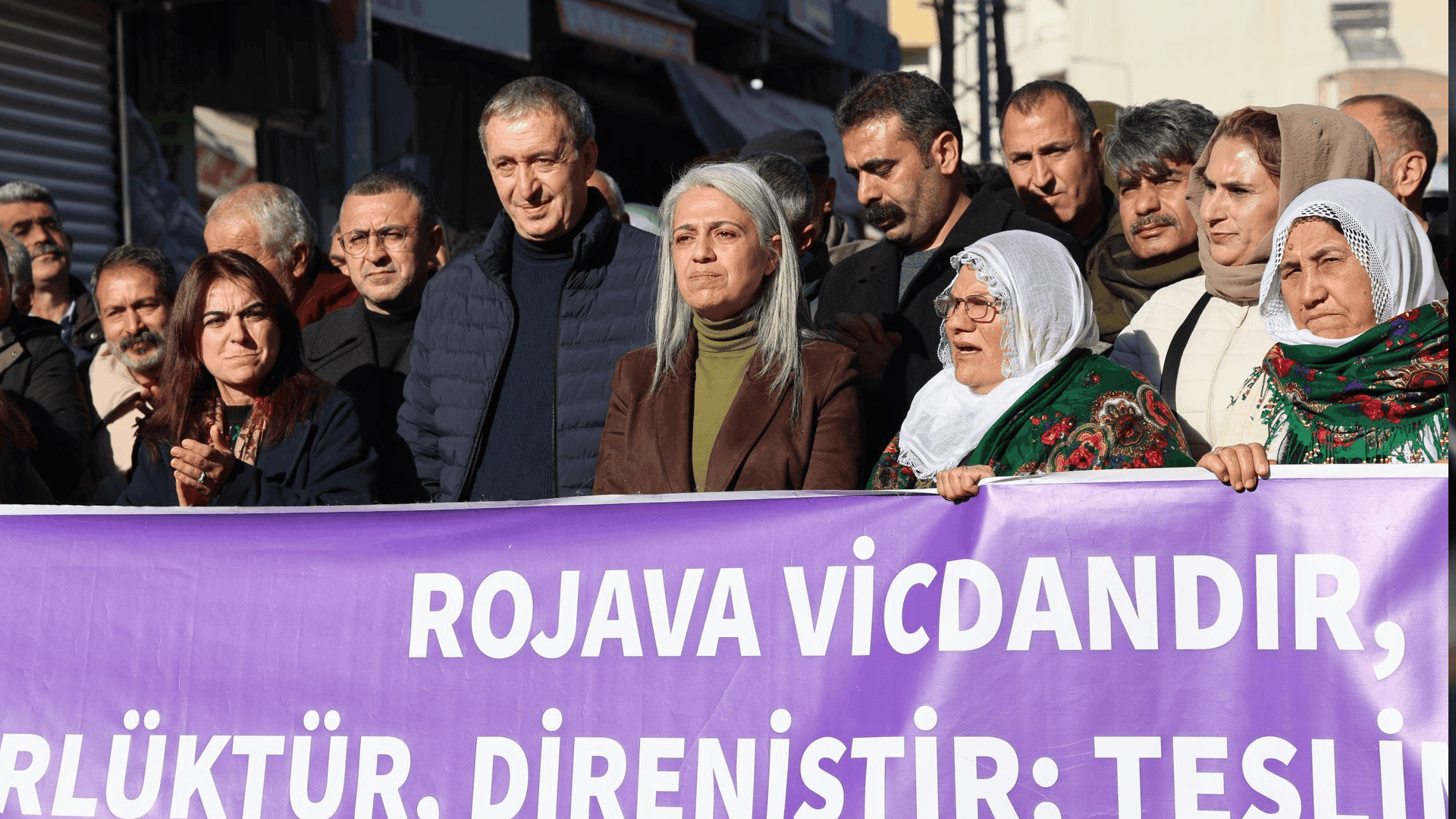 تونجەر باکرهان: بێدەنگی بەرامبەر هێرشەکانی سەر کورد لە سوریا مەحاڵە