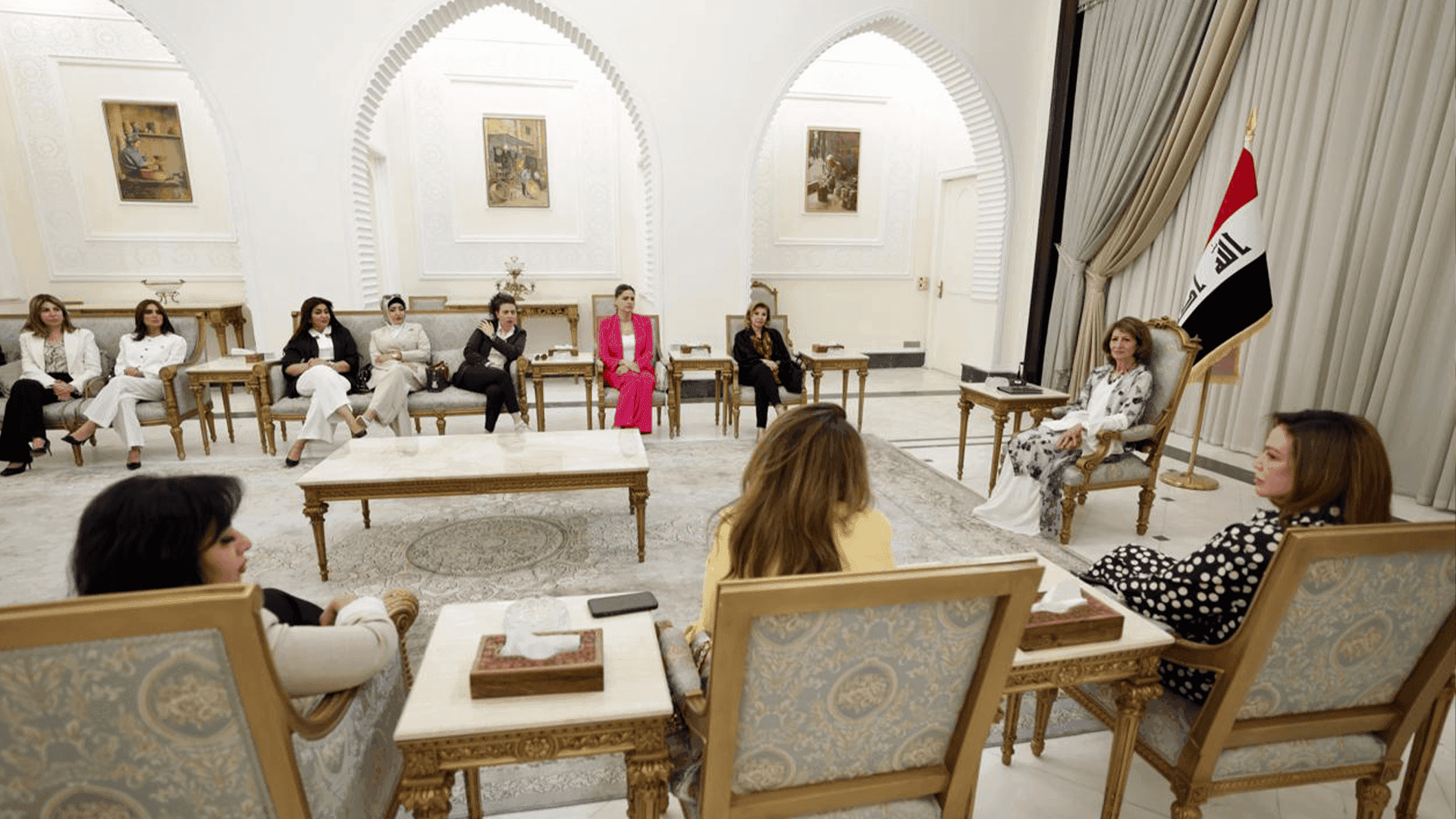 خانمی یەکەم پێشوازی لە ژمارەیەک ژنە رۆژنامەنووسی عیراقی و عەرەبی و ئیقلیمی کرد