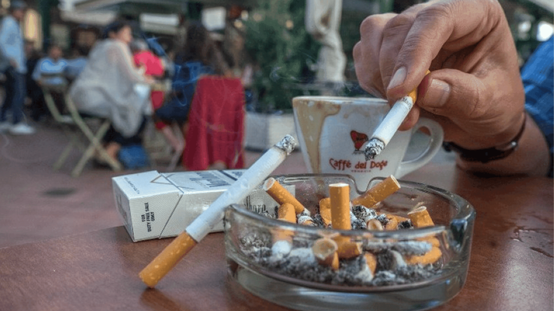 فەرەنسا جگەرەکێشانی لە شوێنە گشتییەکان قەدەخەکرد