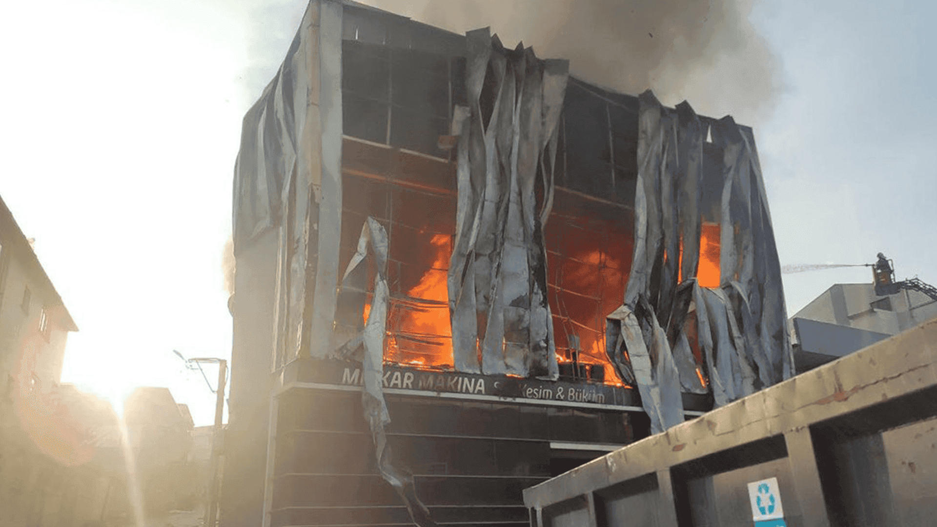 لە ئاگرکەوتنەوەی کارگەیەکی بۆندا شەش کەس گیانیان لەدەستدا