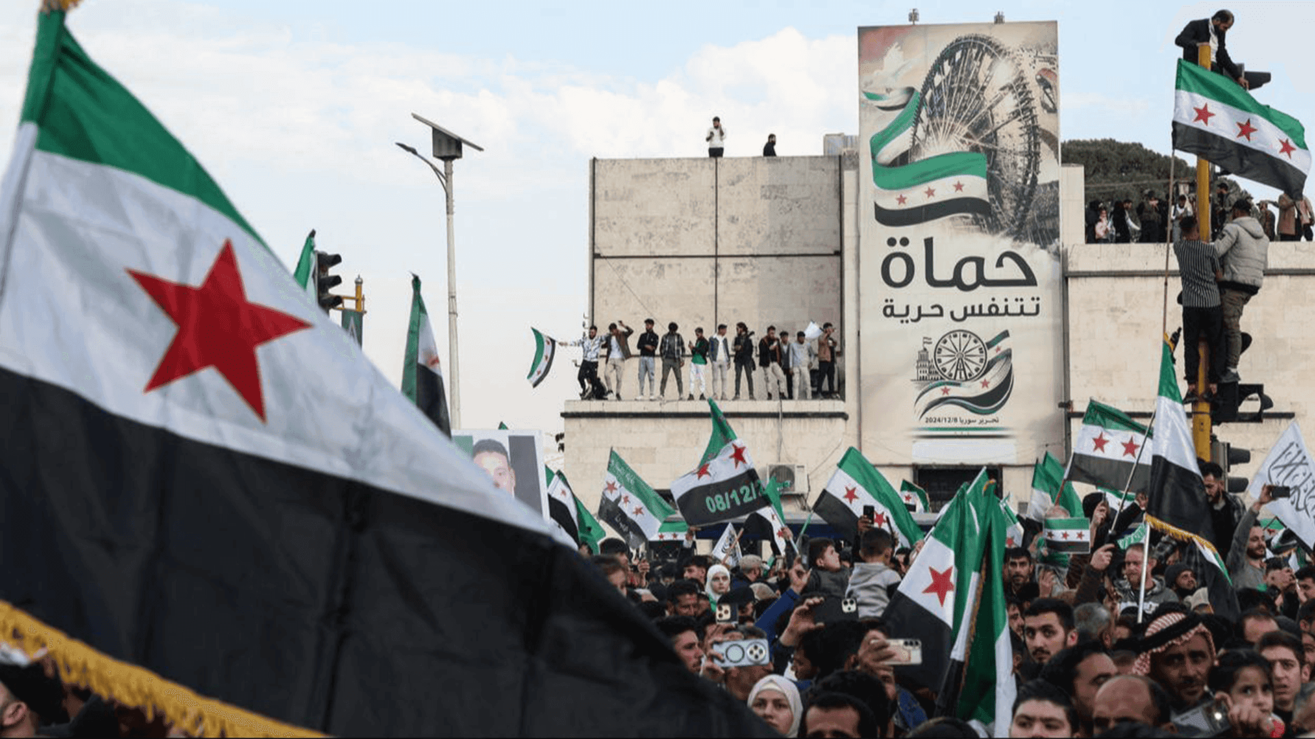 ساڵێک دوای "هەڵاتنی ئەسەد"؛ سوریا هەناسەی دا، بەڵام کورد هێشتا دەستی لەسەر دڵیەتی