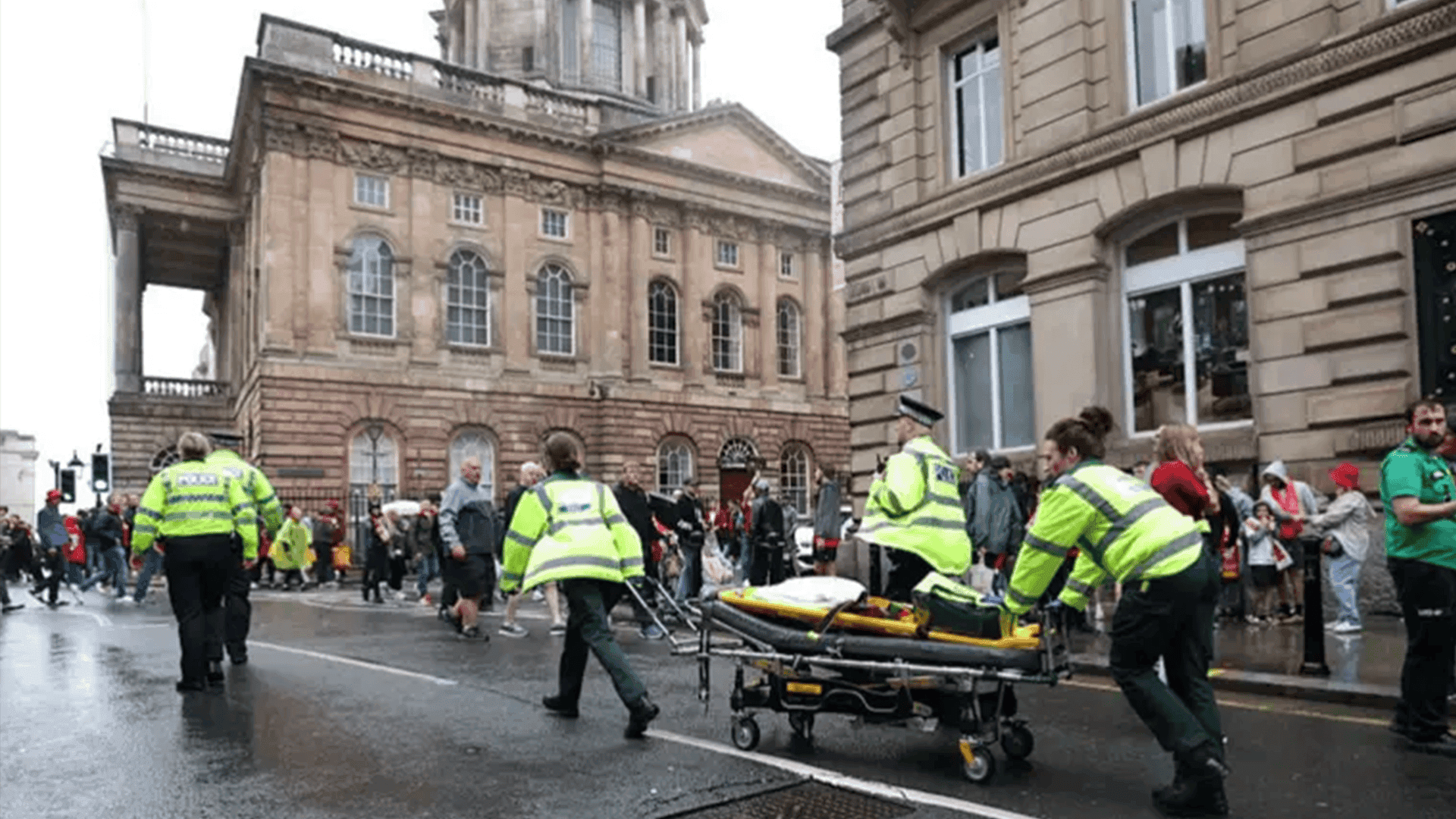  بەریتانیا.. ئۆتۆمبێلێک خۆی کرد بەنێو ئاهەنگی هاندەرانی یانەی لیڤەرپووڵدا