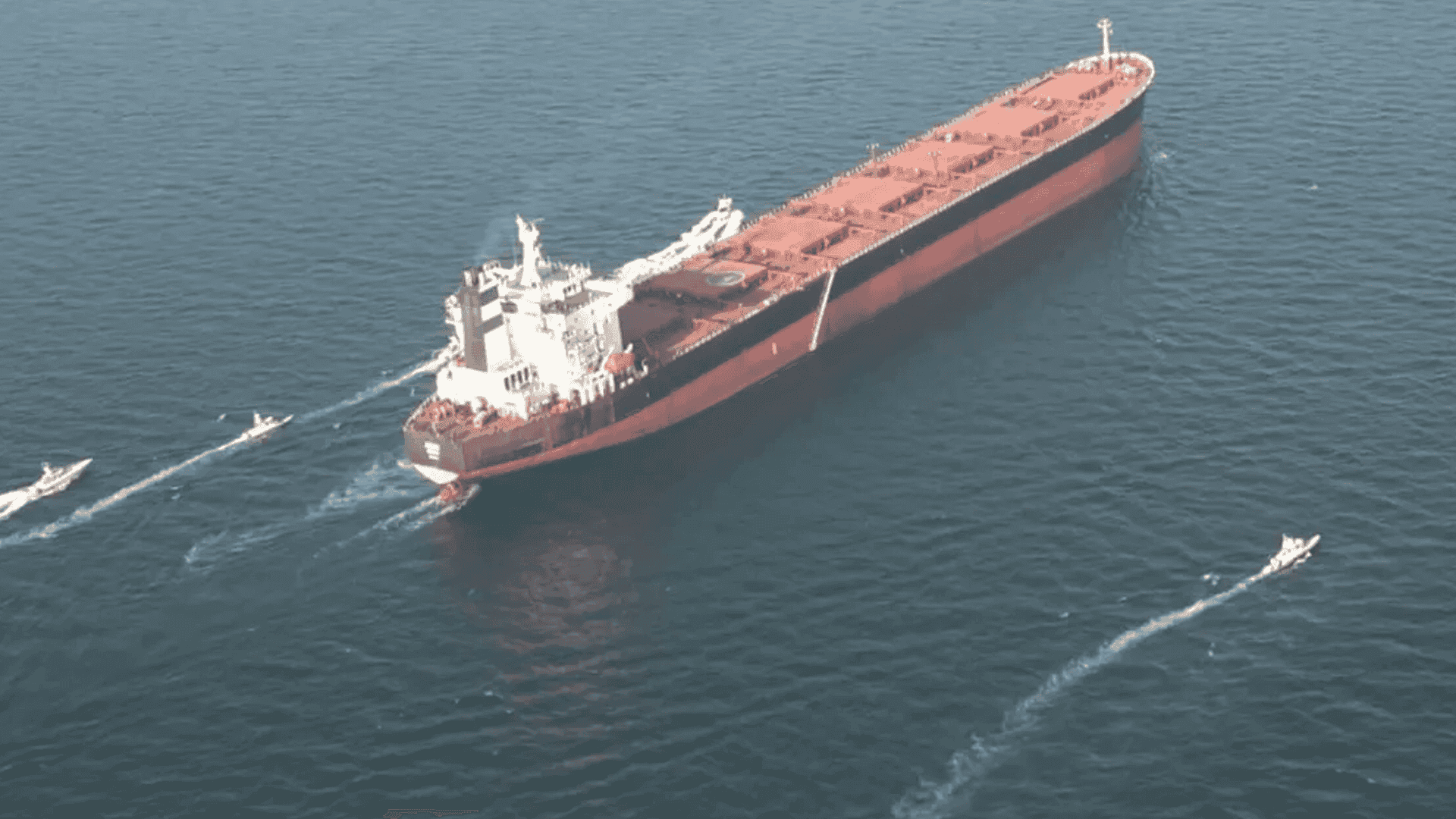 ئێران بەشێکی گەرووی هورمز دادەخات