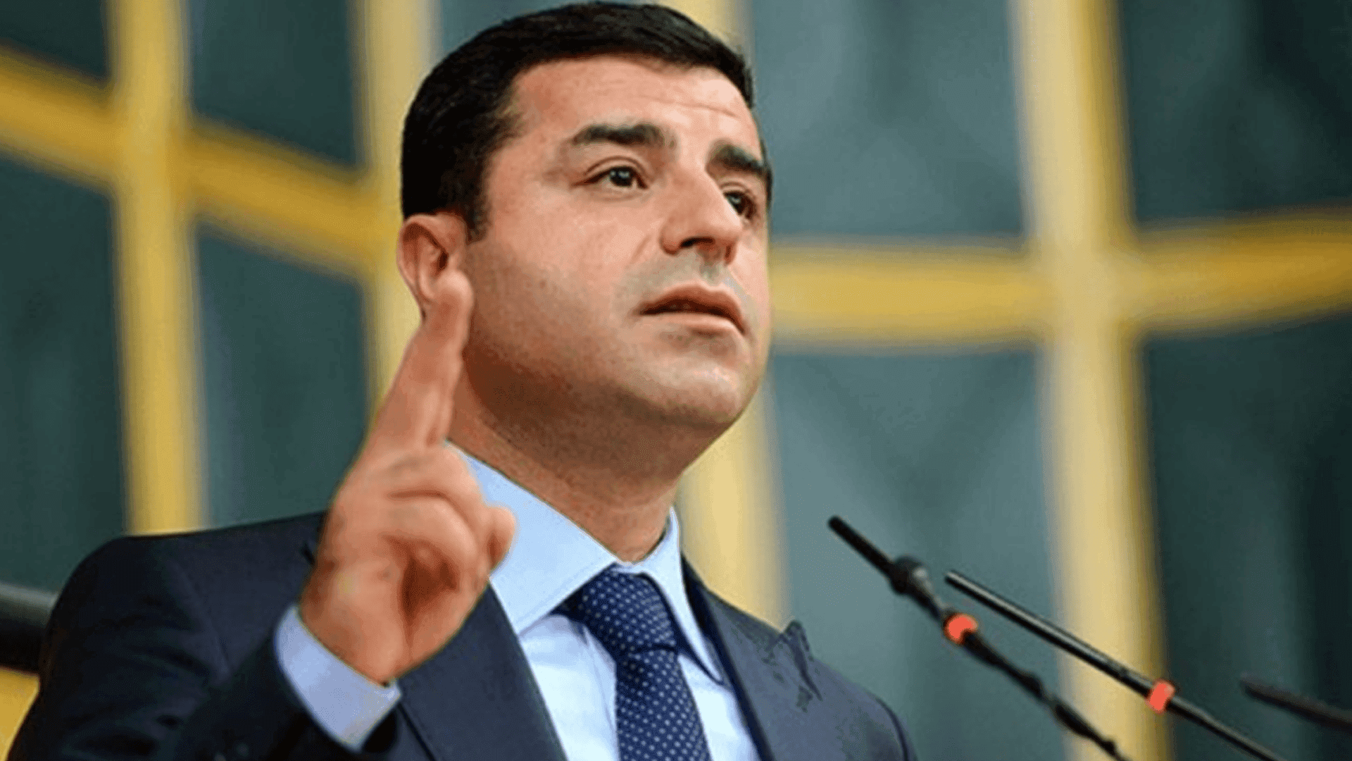 سەڵاحەدین دەمیرتاش بە تۆمەتی سوکایەتی بە ئەردۆغان سزای ساڵێک و نیو زیندانی بەسەردا سەپێندرا