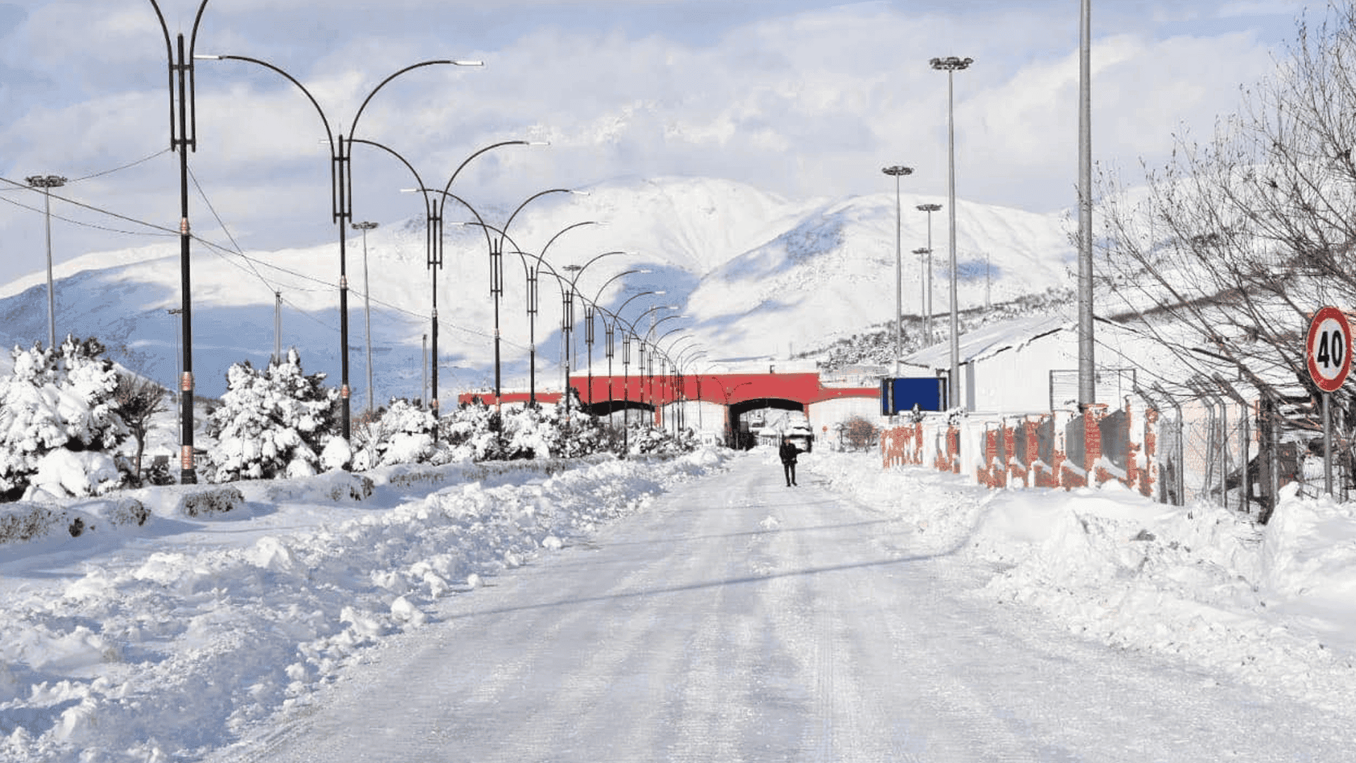 گەشتکردن بە ئۆتۆمبێلی تایبەت لە دەروازەی حاجی ئۆمەرانەوە رادەگیرێت