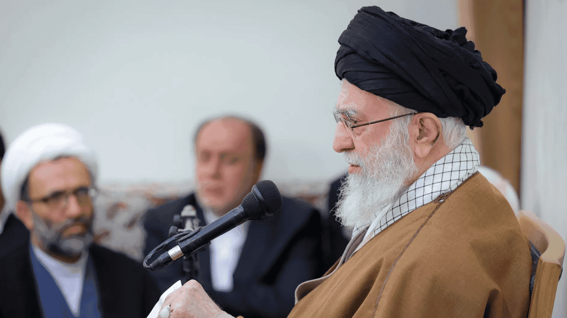 عەلی خامنەیی: نابێت هەموو هەنگاوەکانمان بە دانوستانەکانەوە ببەستینەوە