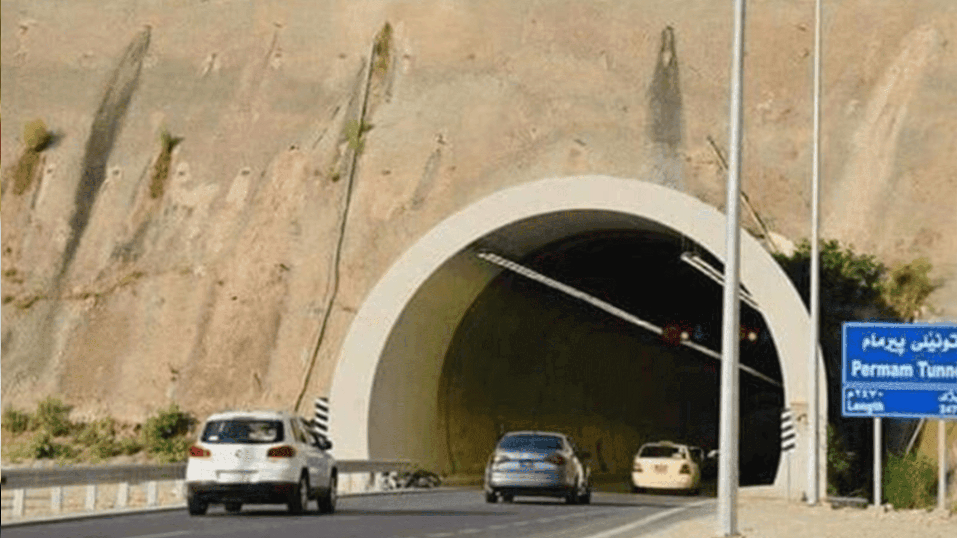 لە تونێلی پیرمام ئۆتۆمبێلێک گڕیگرت و دوو کەس گیانیان لەدەستدا