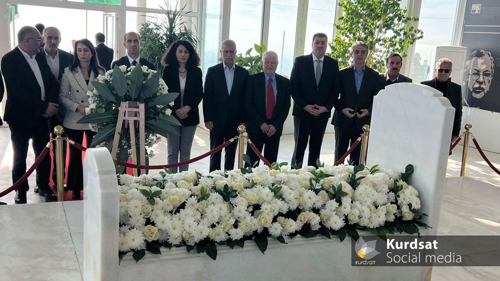 وەفدێکی دەم پارتی لە سلێمانی سەردانی مەزاری سەرۆك مام جەلالی كرد