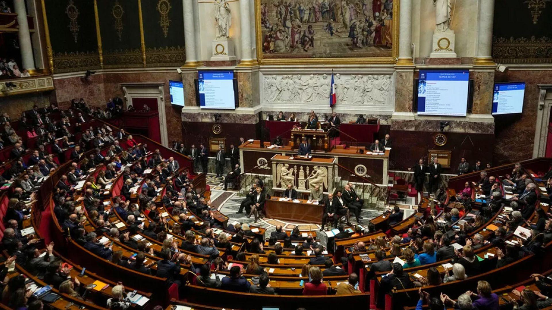 پەرلەمانی فەڕەنسا متمانەی لە حكومەت وەرگرتەوە