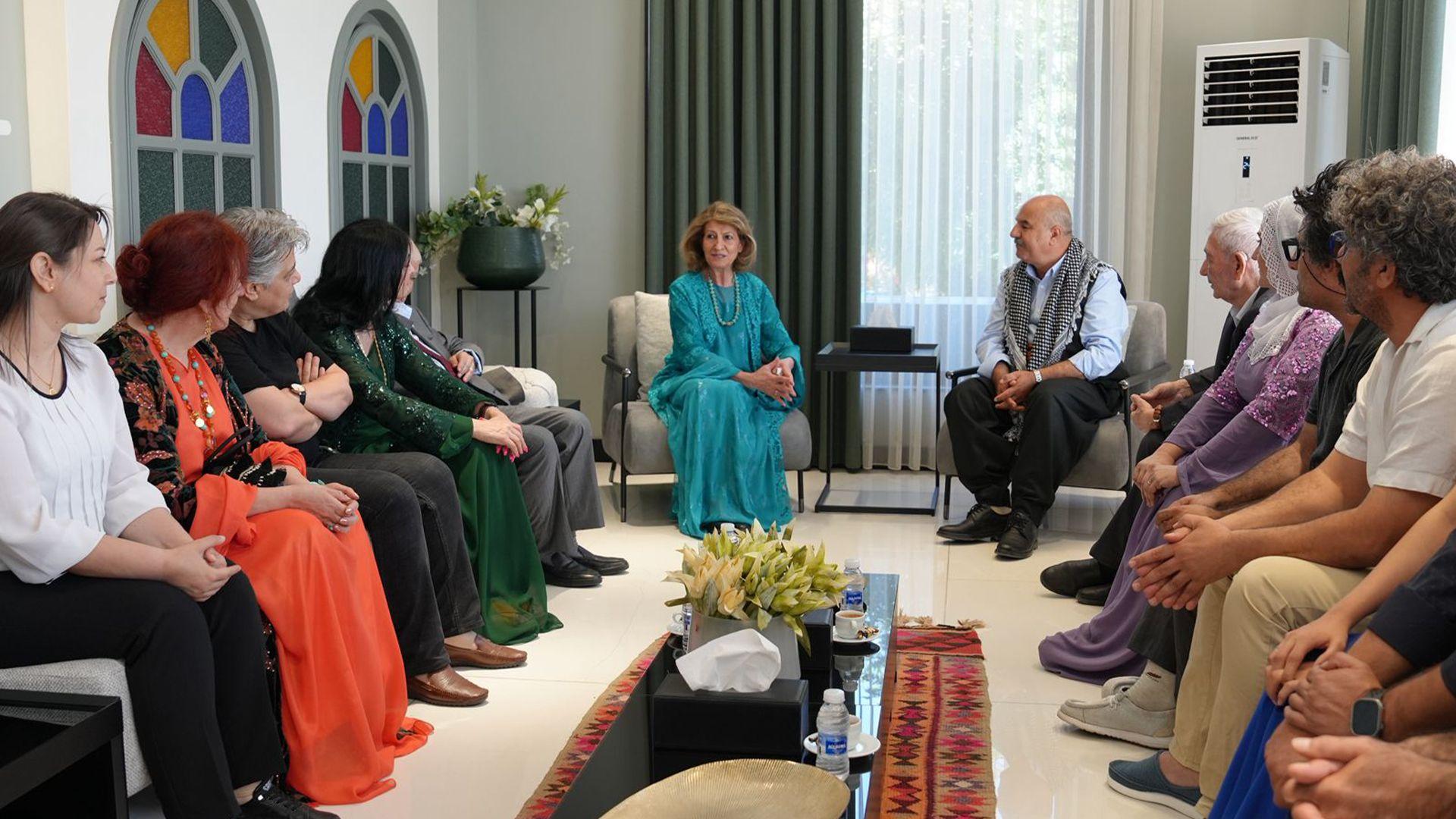 خانمی یەكەمی عیراق لە سلێمانی چاویكەوت بەوەفدێكی گروپی هونەرگەها وڵات