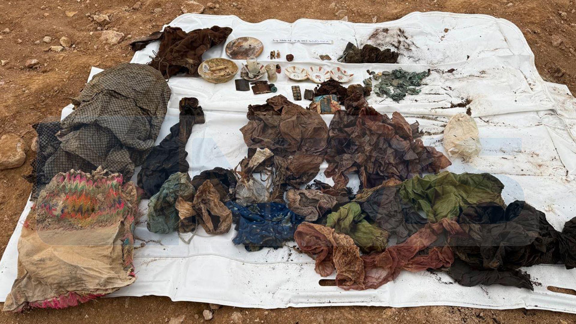 کەرەستە و شمەکی بەشێک لە ئەنفالکراوان کە زۆرینەیان منداڵن لە گۆڕە بەکۆمەڵەکانی سەماوە