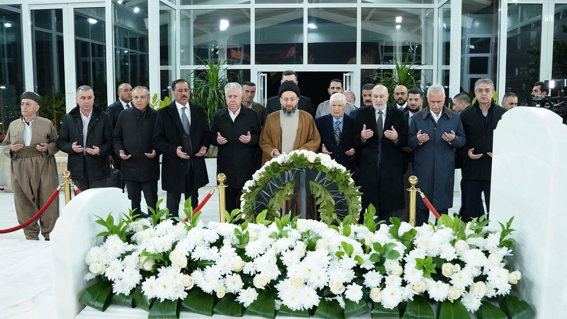 عەممار حەكیم سەرۆكی رەوتی حیكمە سەردانی مەزاری سەرۆك مام جەلال دەکات 
