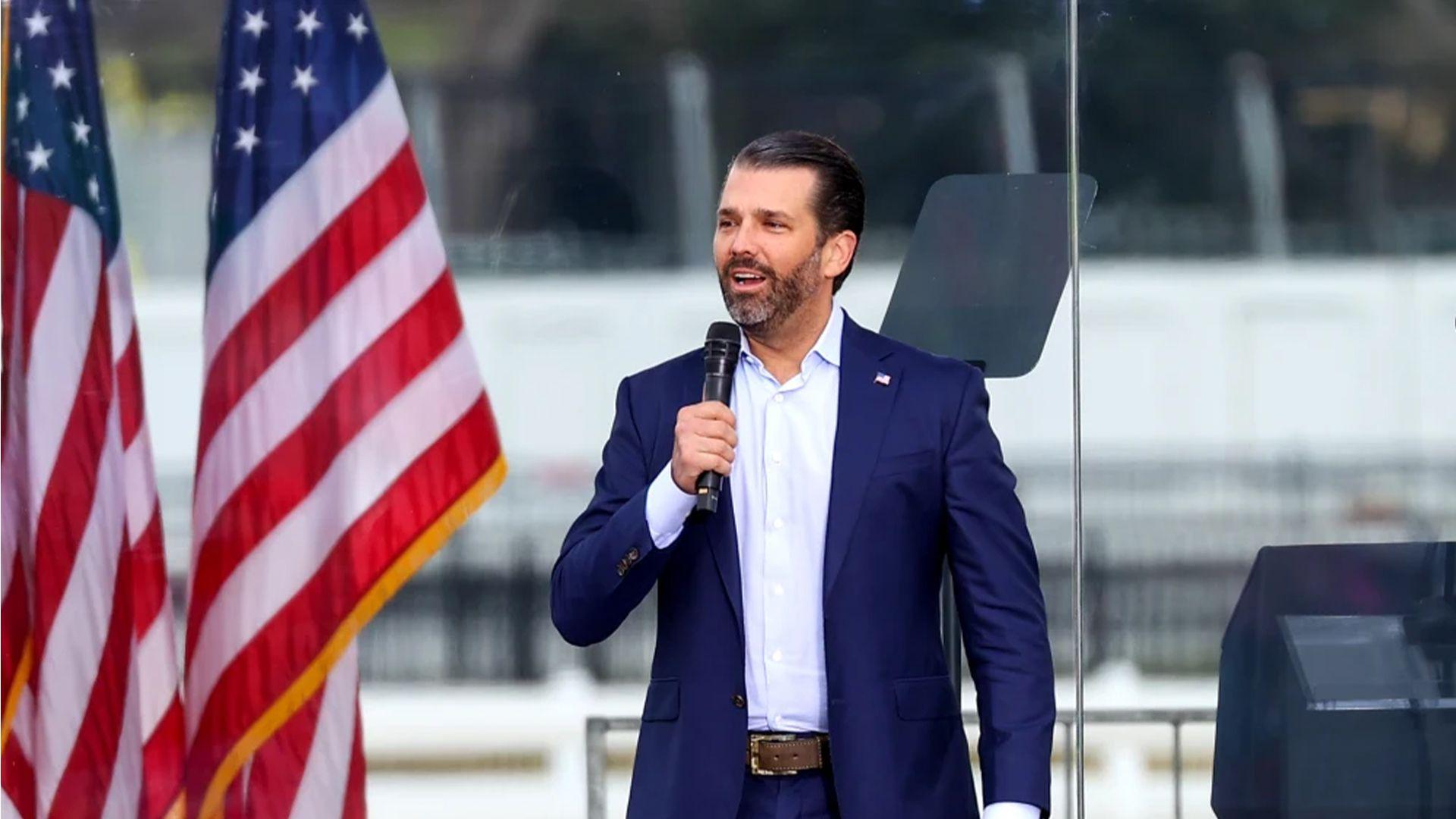 كوڕەكەی ترەمپ رەخنە لە كۆمپانیا سەربازییەكانی ئەمریكا دەگرێت