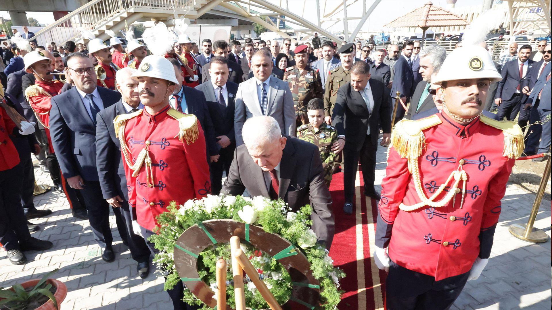 سەرۆک کۆمار تاجەگوڵینەی لەسەر مۆنۆمێنتی کوردانی فەیلی دانا
