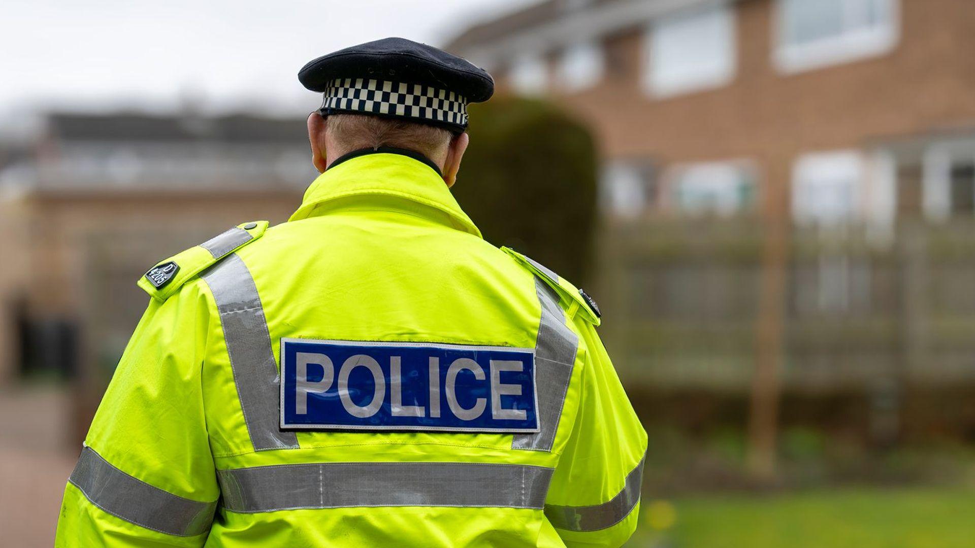 بەریتانیا؛ لە هێرشێکی چەقۆدا گەنجێک کوژرا و مێرمنداڵێکیش بریندارە