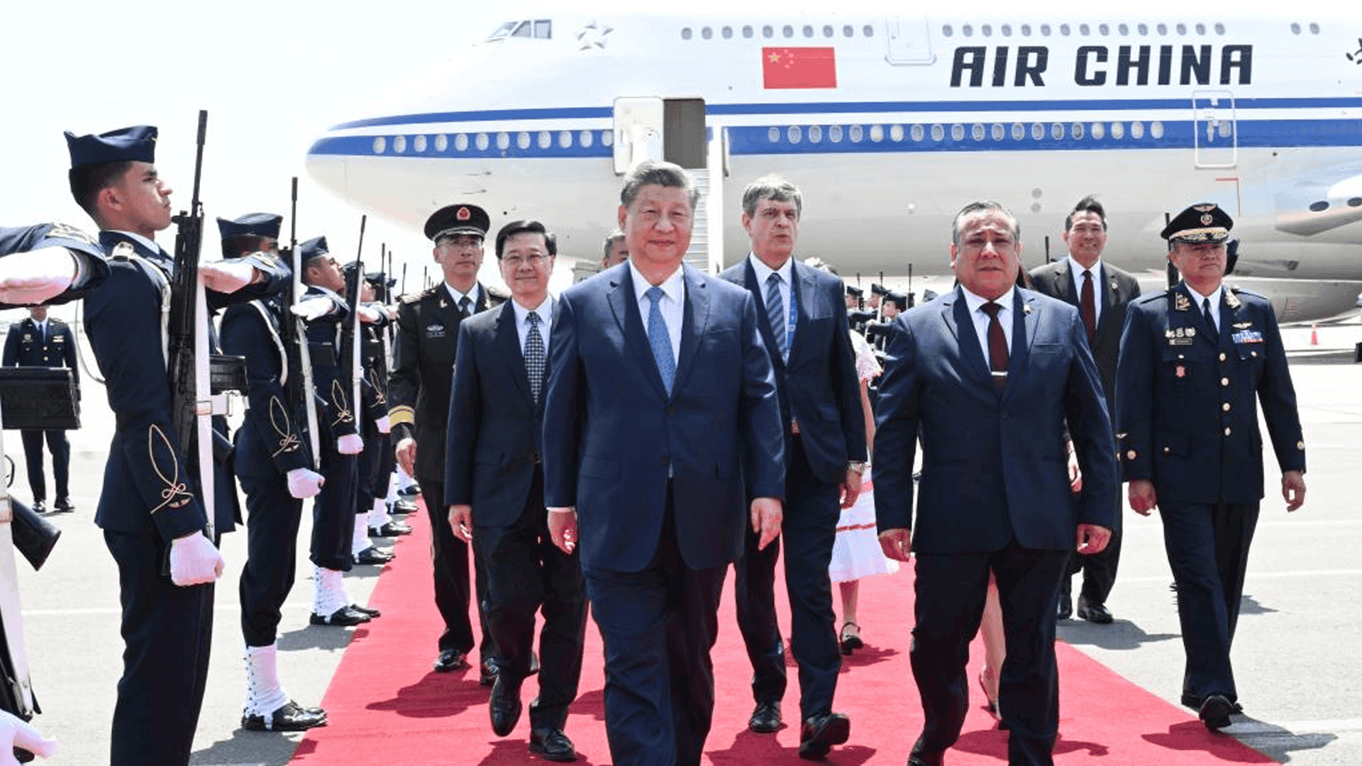 بۆ بەشداریكردن لە لوتكەی ئەپێك سەرۆكی چین گەیشتە پیرۆ 
