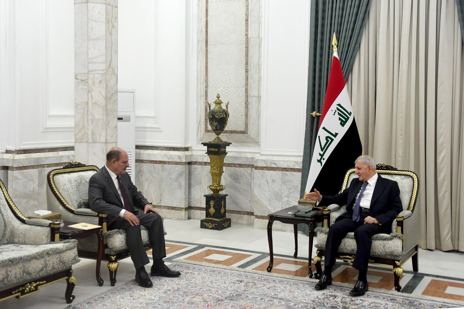 رئيس الجمهورية يستقبل نقيب الصحفيين العراقيين ويؤكد أهمية الالتزام بميثاق الشرف الإعلامي 