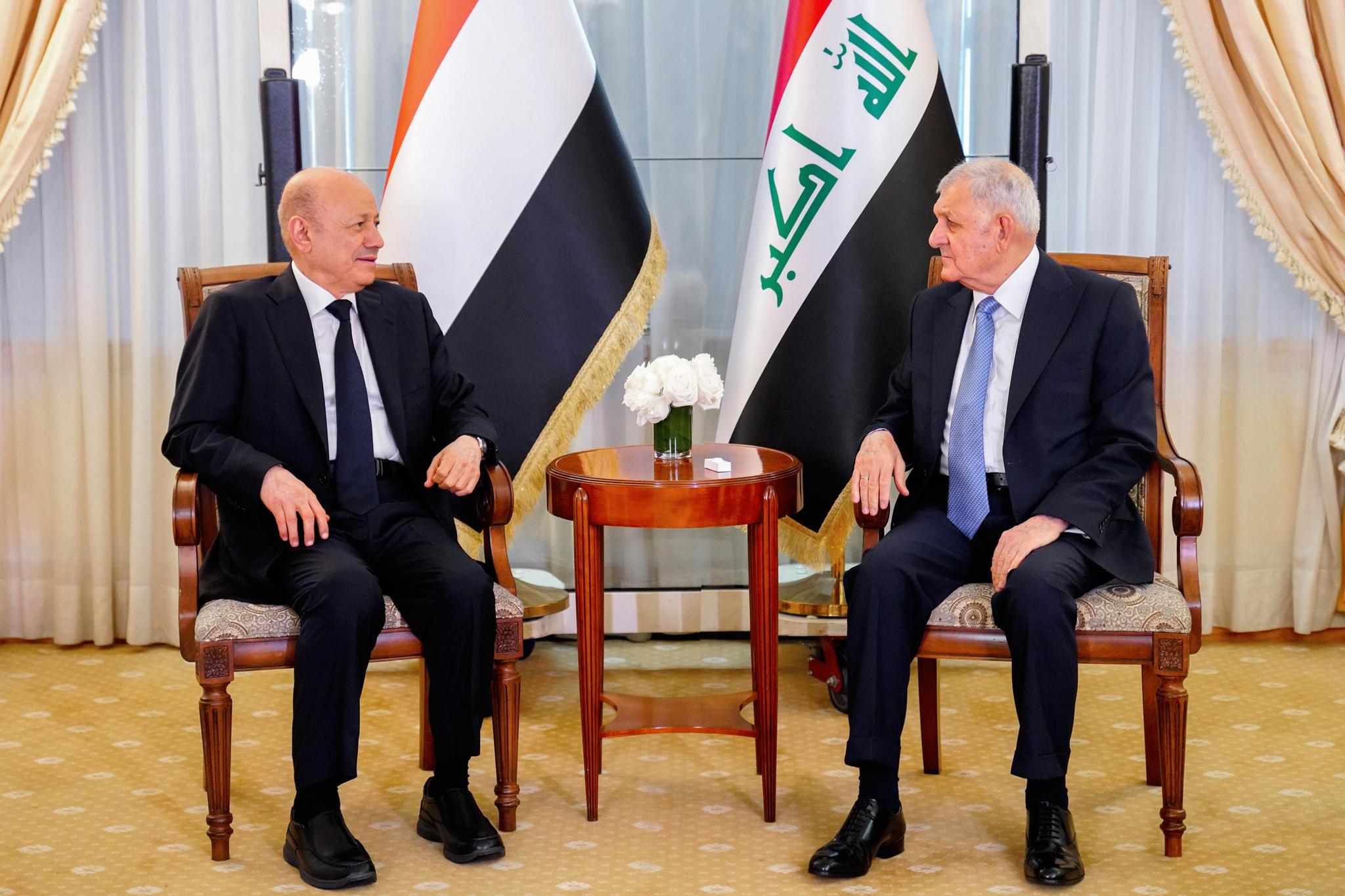 رئيس الجمهورية يلتقي رئيس مجلس القيادة الرئاسي اليمني 