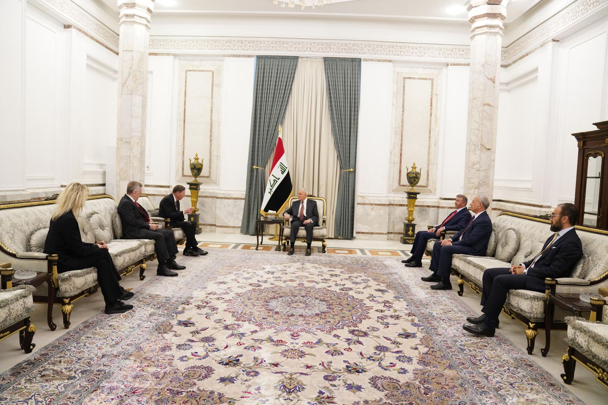 رئيس الجمهورية يستقبل الجنرال ديفيد بترايوس ويؤكد أهمية التعاون الاستراتيجي مع الولايات المتحدة