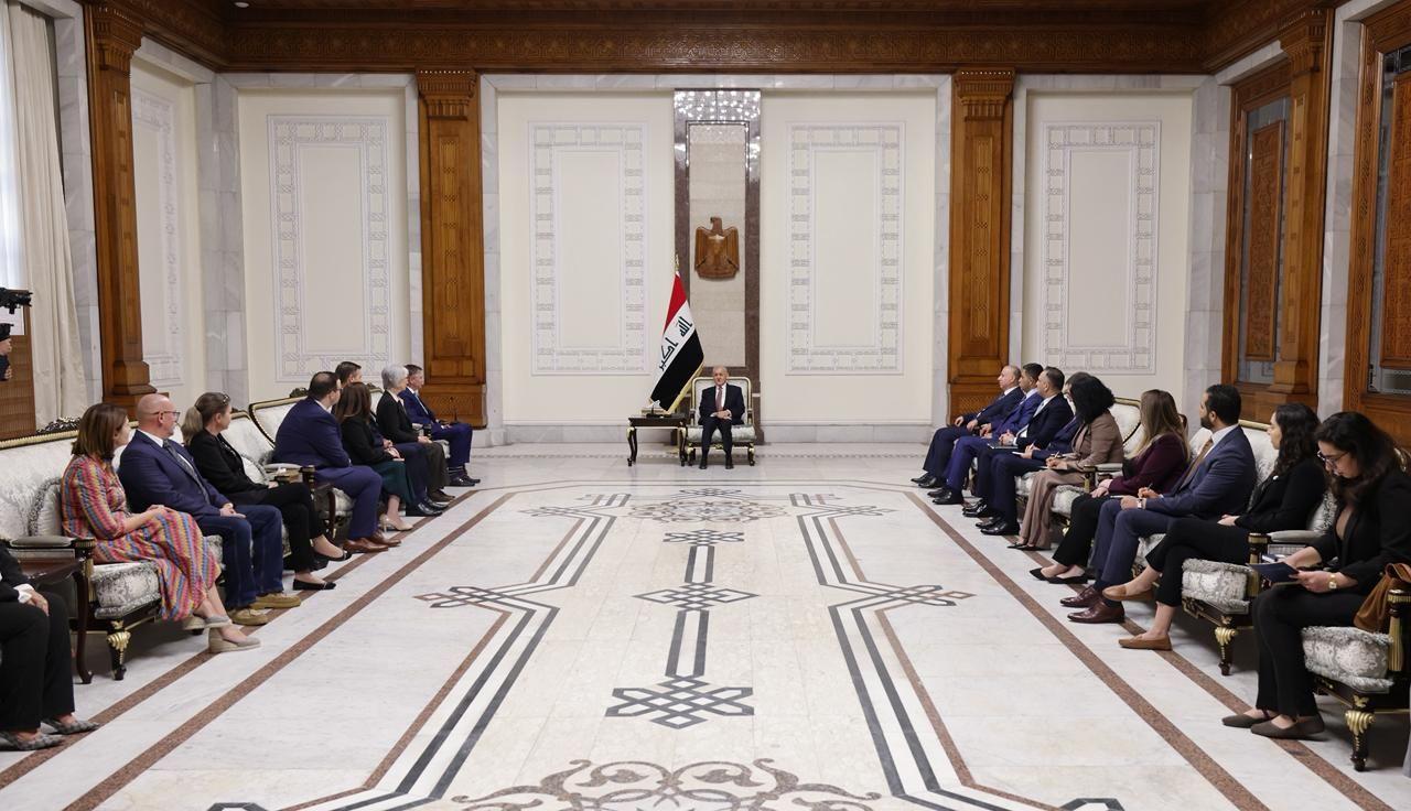 رئيس الجمهورية يؤكد لعدد من المراقبين الدوليين حرص العراق على نزاهة الانتخابات
