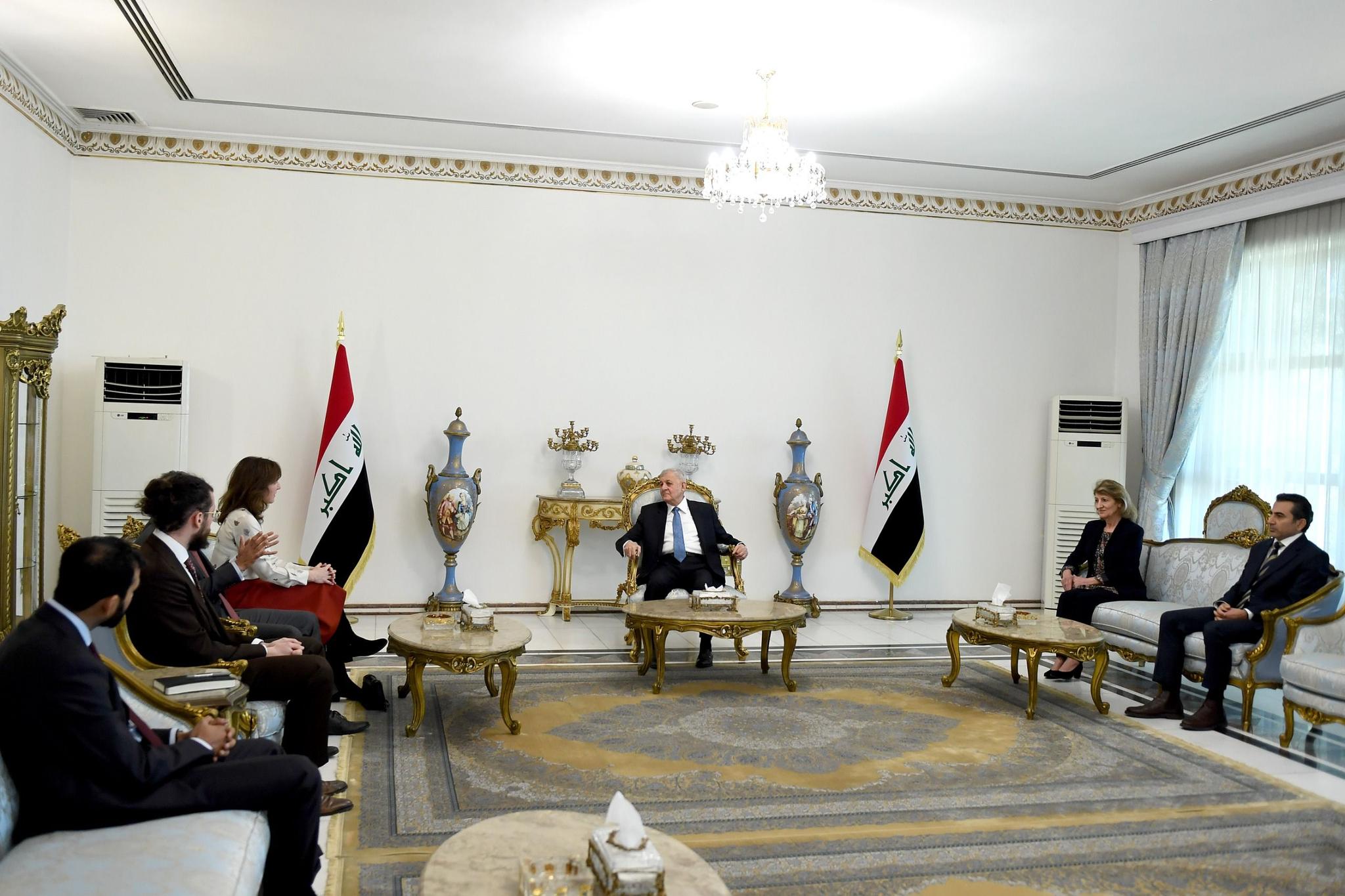 رئيس الجمهورية يستقبل سفير المملكة المتحدة لدى العراق لبحث العلاقات الثنائية بين البلدين