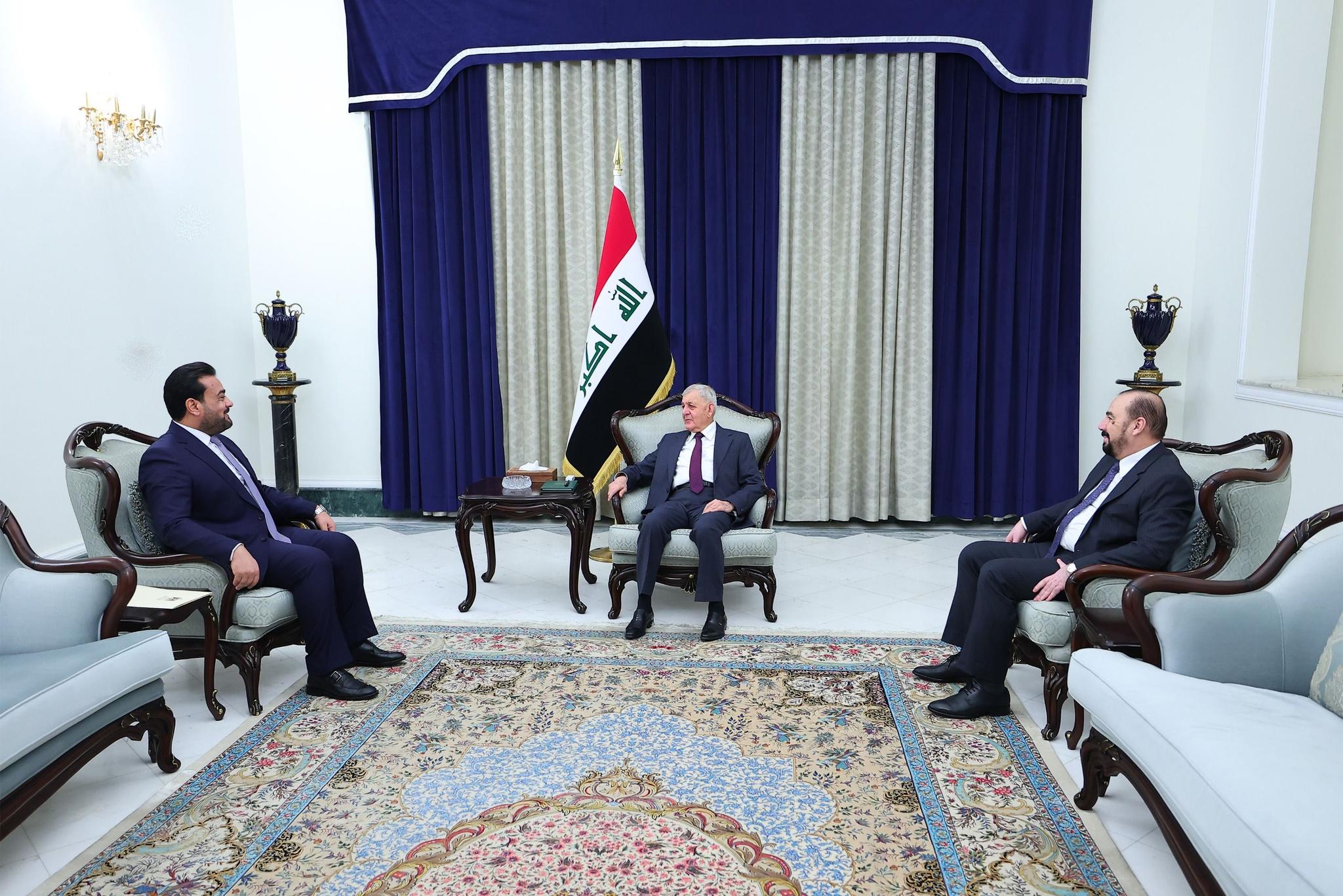 رئيس الجمهورية يسّلم المرسوم الجمهوري لمحافظ الانبار الجديد