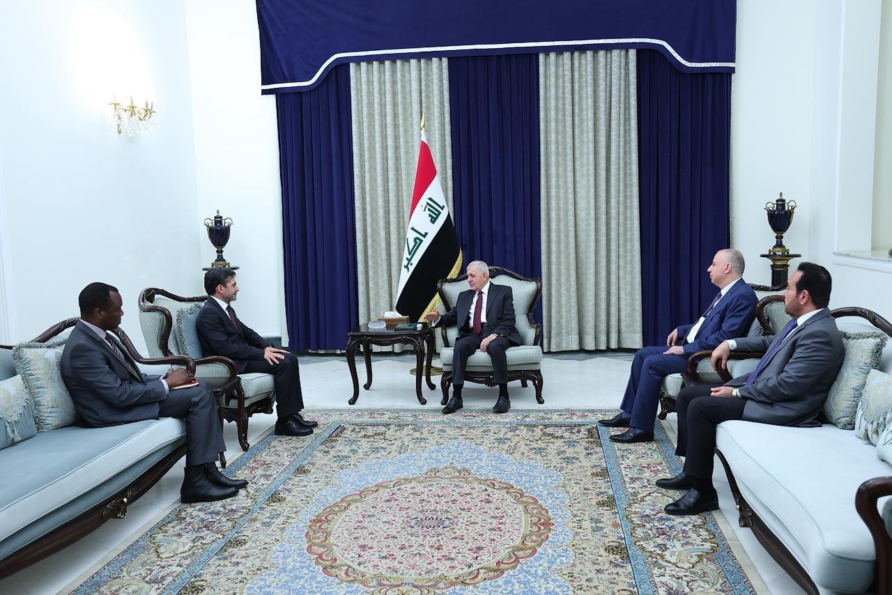 رئيس الجمهورية يستقبل رئيس بعثة الصليب الأحمر ويؤكد ضرورة دعم الاستقرار المجتمعي